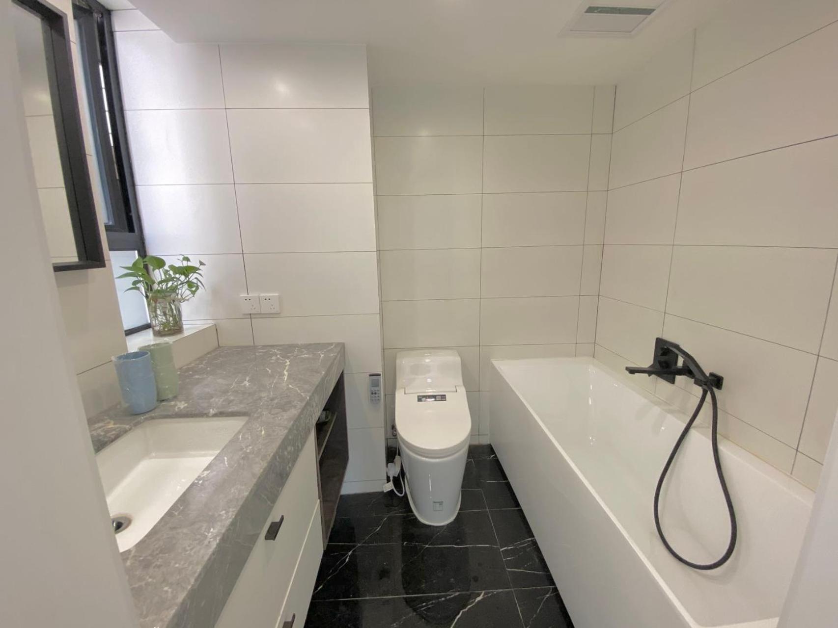 Eastern Hub - Jingan Temple Branch Yige French Window, Three Bedrooms, Double Balcony, Near Hang Lung Plaza People's Square Shanghai
